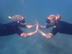amigas haciendo snorkel